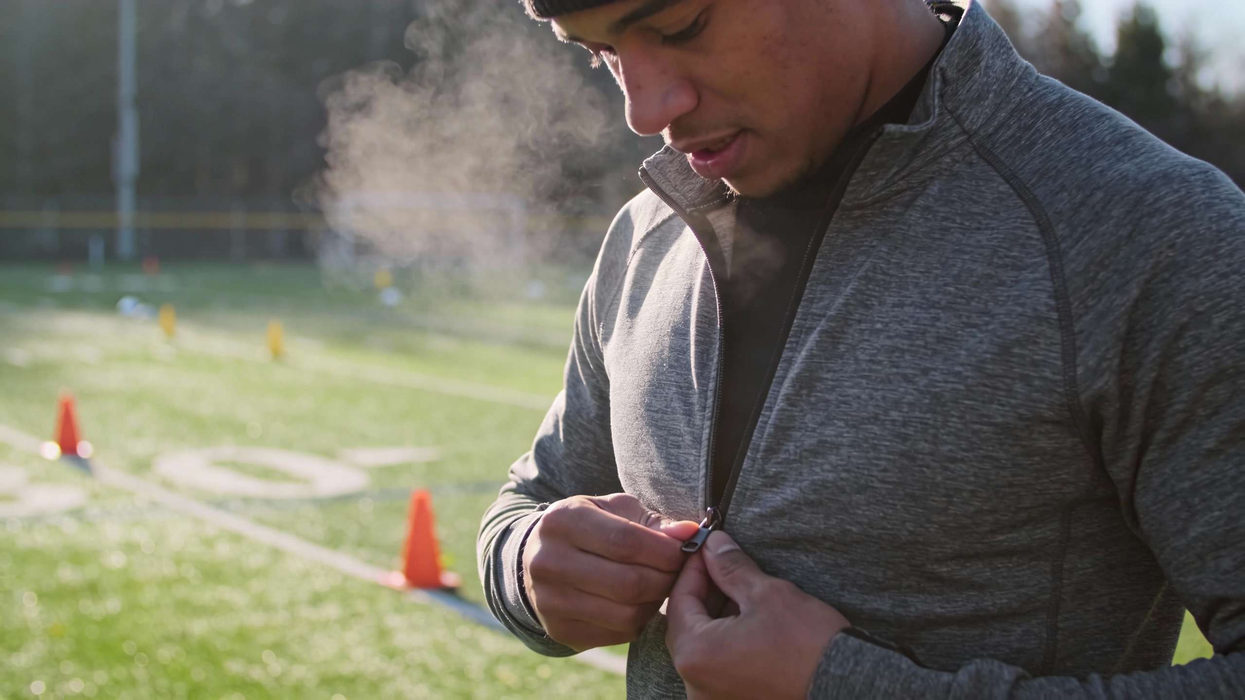 Adjustable ventilation in soccer warm-up kits